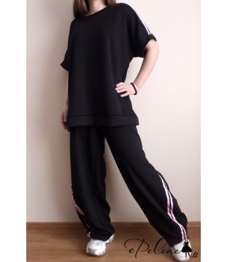 Naujas laisvalaikio kostiumas su juostomis